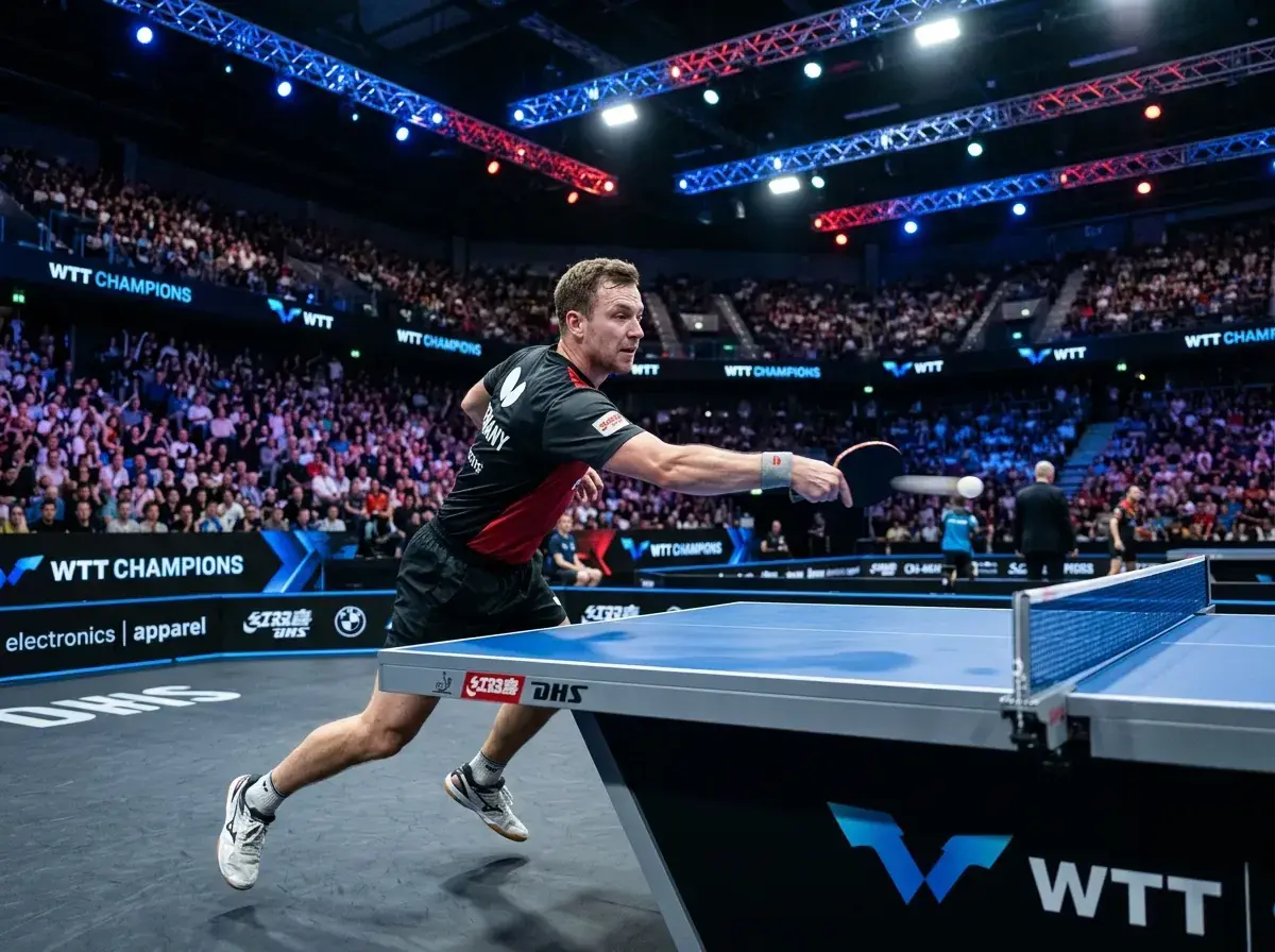Spitzenspieler bei einem WTT-Champions-Event an der blauen Platte in voller Arena